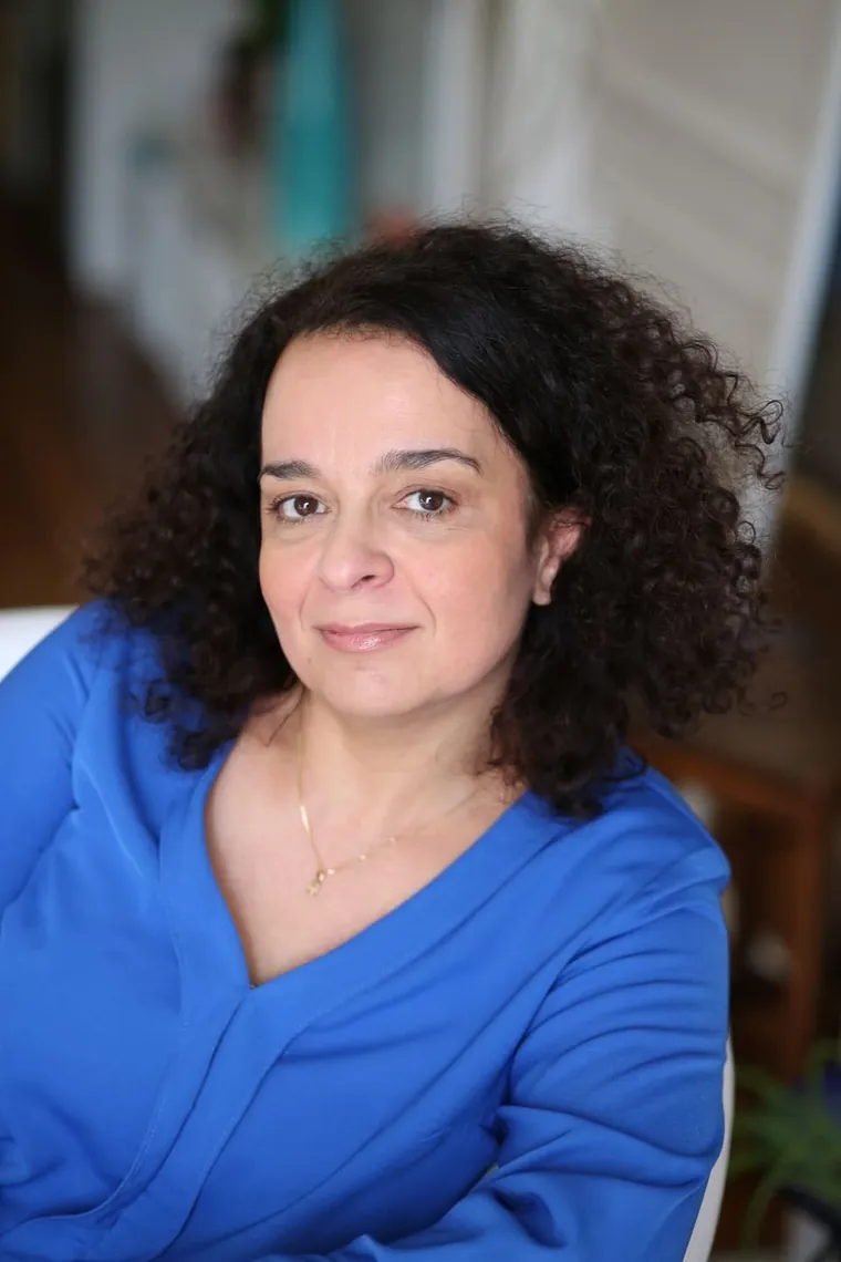 Hassina Cordani au cabinet à Saint-Maur-des-Fossés